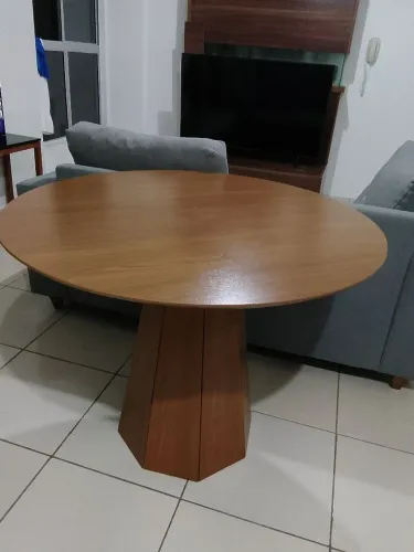 Mesa de madeira redonda