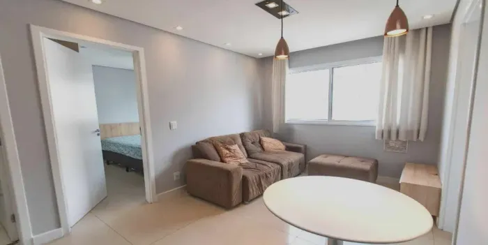 Apartamento dois quartos / Locação anual / com mobília