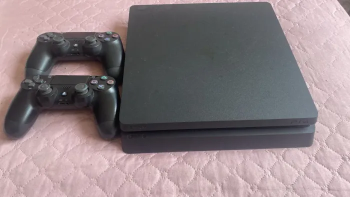 Playstation 4 na caixa!! Apenas 1 ano de uso!!!