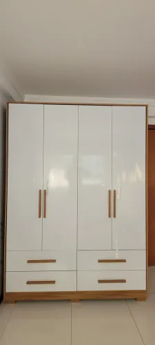 Guarda-Roupa MDF 4 Portas 4 Gavetas Branco/Amadeirado