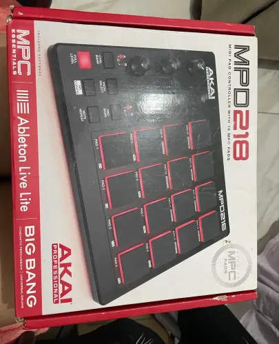 Vende - se Akai MPD218 - Controladora MIDI (Completa na Caixa + Software)