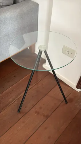Mesinha lateral de vidro com pés de metal