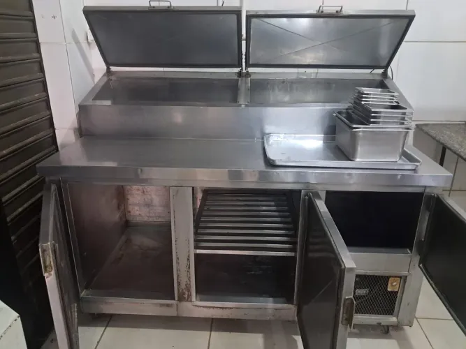 Bancada Inox refrigerada com prateleiras internas.