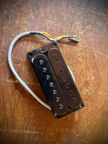 Par de captadores Humbuckers Solar Designed de alta saída, com molduras