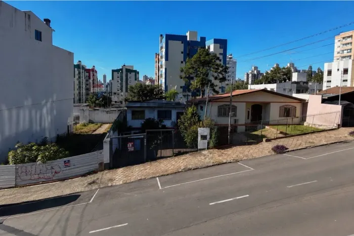 Casa de Dois Pavimentos para uso Comercial A uma quadra do Hospital de Clínicas