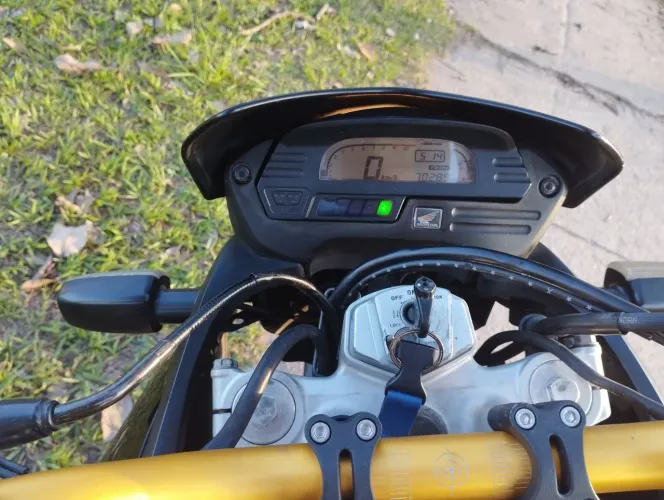 Moto extra pneus novos , revisada   com baú , guidão oxxy