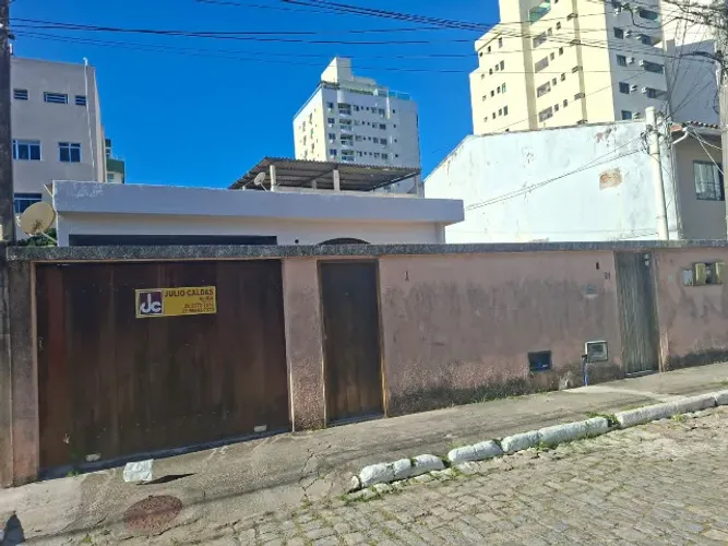 Casa Linear na Imbetiba com 3 quartos para Locação 100 m da Praia .