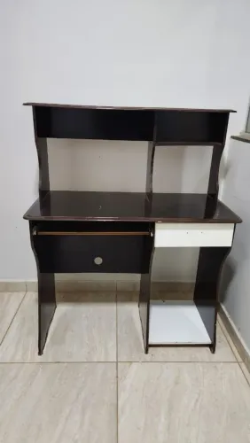 Escrivaninha em bom estado