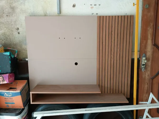 Painel de TV Moderno Semi Novo com Nicho e Painel Ripado
