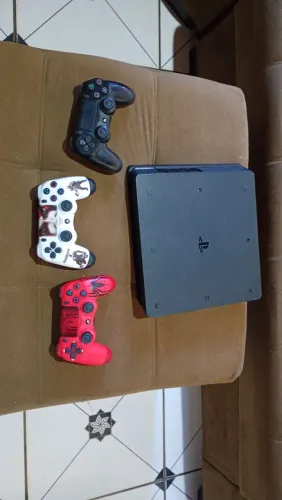 Vende-se PS4 Slim com 3 meses de uso acompanha três controles dois personalizados