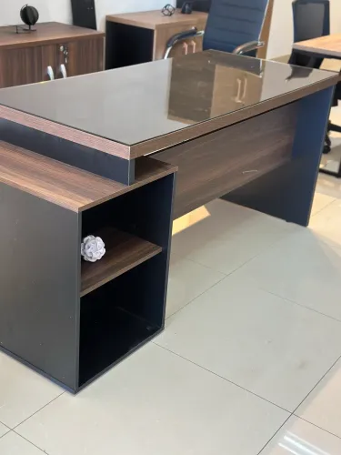 MESA DE ESCRITORIO COM GAVETEIRO E TAMPO DE VIDRO LOJA IKONOFFICE