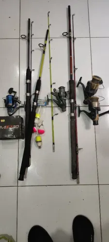 Kit de Pesca Completo - 3 Varas Maciças + 4 Molinetes + Boias (Pronto para Pescar!)
