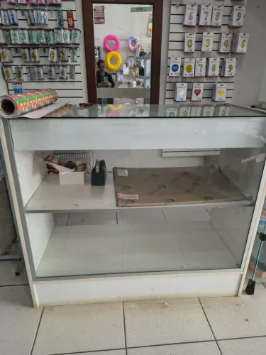 Balcão de vidro com gaveta