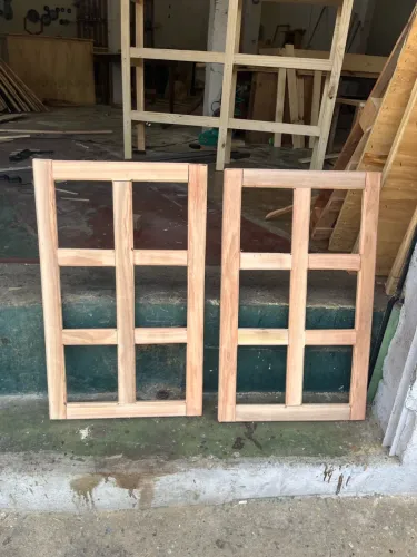 Folhas de madeira para janelas de vidro