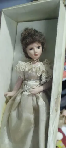 Boneca de porcelana Dama antiga de coleção