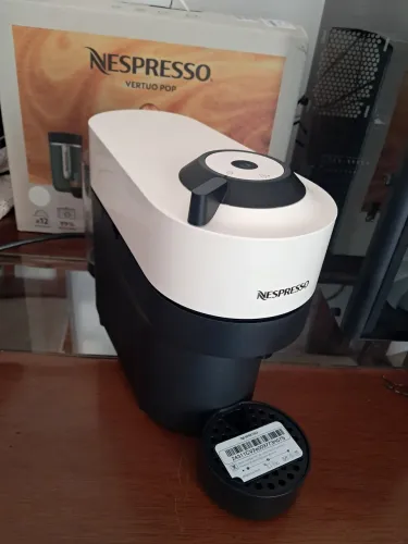 Cafeteira Nespresso Vertuo Pop Branco Coco - Seminova na Caixa