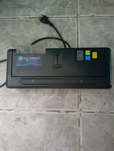 Vendo máquina de embalar a vácuo, semi nova, marca kajamaq
