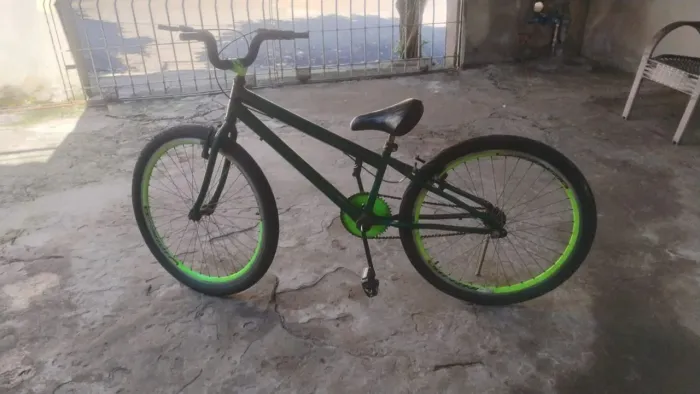 Vendo bicicleta aro 26 usada mais conservada. 