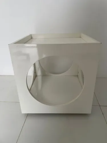 Mesa de canto branca com rodinhas vazada tokstok