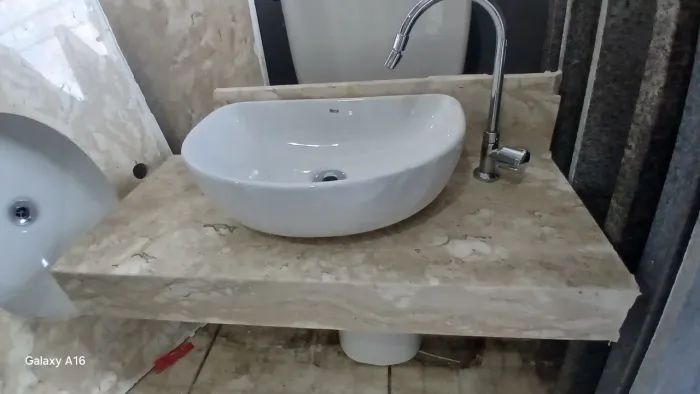 Bancada Lavatório Mármore Travertino 80 x 35 com Cuba Porcelana Roca