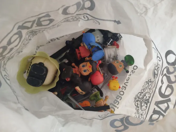 Vendo peças de legos e brinquedos aleatórios