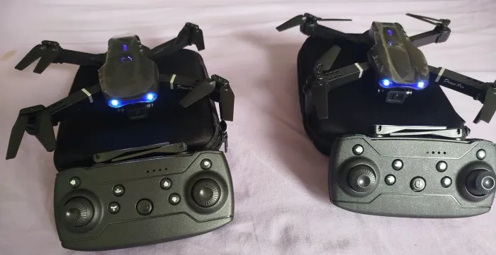 Drone com câmera , controle remoto e bolsa para guardar.
