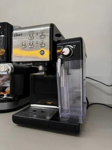Cafeteira Oster Primalatte preta
