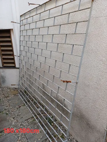 Grade de ferro utilizada como proteção em janela medindo 180 x 180 cm