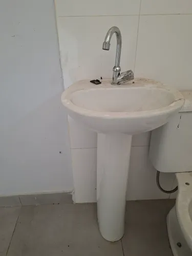 Pia com coluna e torneira