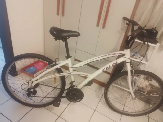 Vendo Caloi Aro 26. 21 Marchas. Está com o quadro trincado. Por 200 pilas
