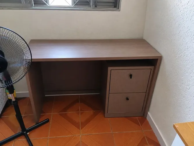 Mesa com 2 gavetas