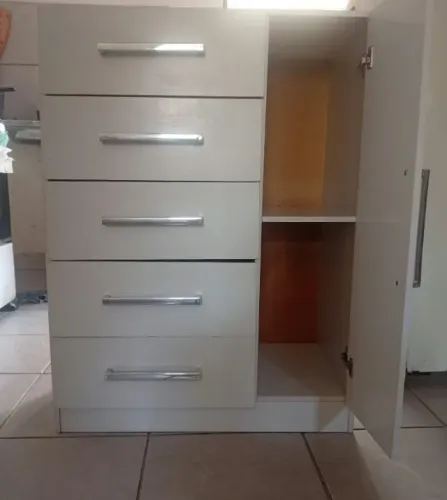 Cômoda de solteiro