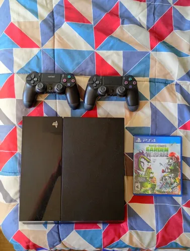 PlayStation 4 PS4 Fat + 2 Controles + Jogo Plants vs Zombies GW