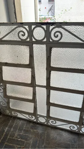 Janela de ferro antiga com arabescos