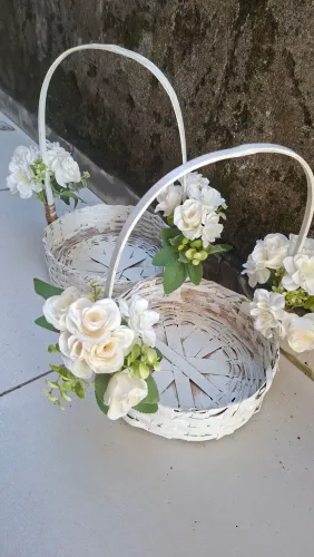 Cesta de flores e placa para casamento.