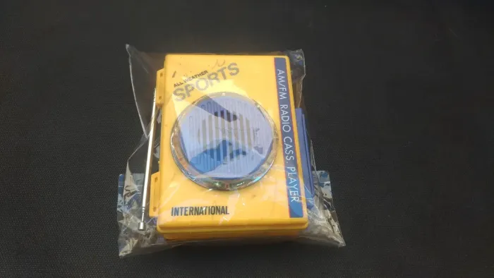 Walkman amarelo, original, no estado, nao funciona. E outros!