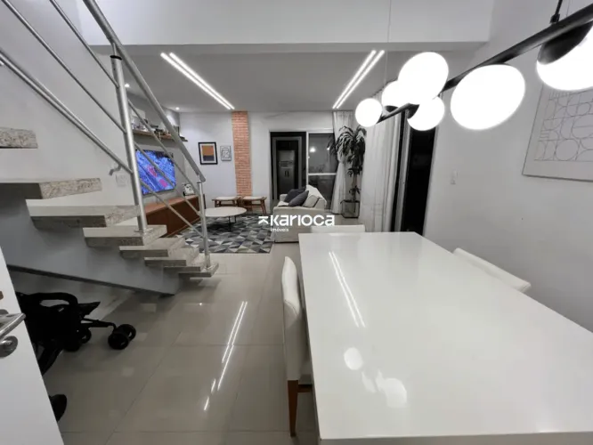 Residência de 4 Quartos com Piscina Privada no Coração Urbano