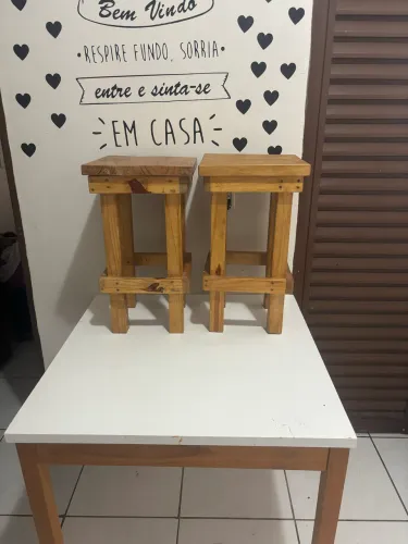 Mesa com banquinhos