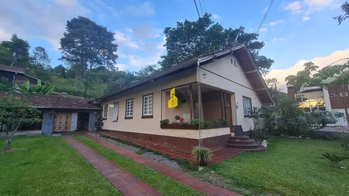 Casa com potencial comercial em Timbó-SC