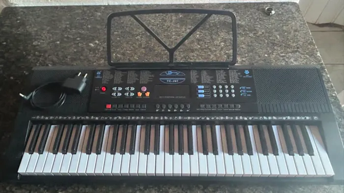 Teclado Musical de treino Spring, semi-novo.