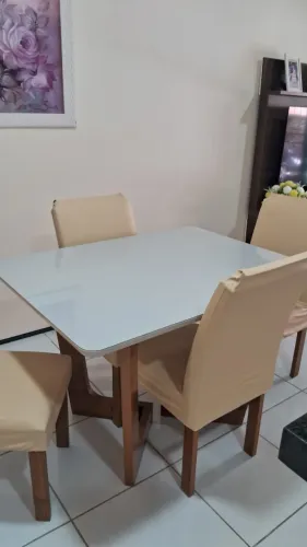 Mesa de jantar quadrada