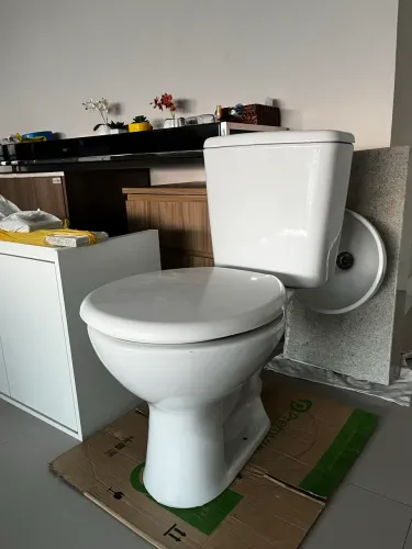 Vaso sanitário com caixa acoplada e assento sanitário 
