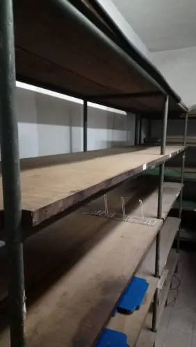 Vendo estante de madeira reforçada