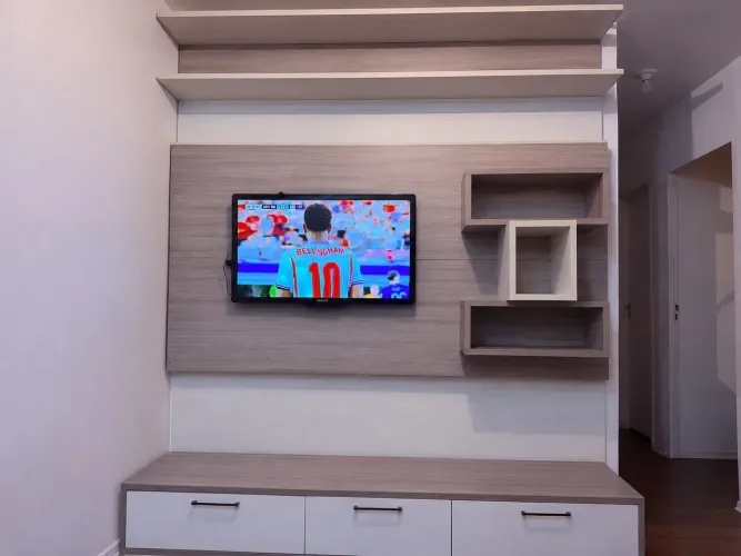 Painel de TV planejado com rack e nichos - Design moderno