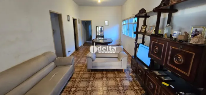 Casa com 4 quartos sendo 1 suíte disponível para venda no bairro Tabajaras em Uberlândia-M