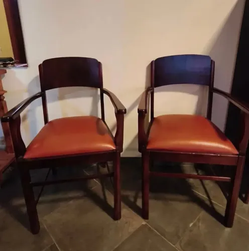 Cadeiras lindas em madeira 