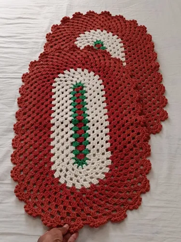 Tapetes de crochê medindo 68x40, 25 reais cada. Souplast medindo 36cm de largura 15,00 cad