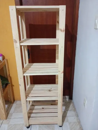 Estante de pinus