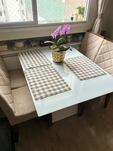 Mesa e quatro cadeiras suede bege. (Poucas marcas de uso) cadeiras precisam de higienizar.