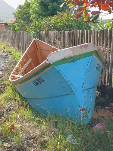Vendo um bote com um porto em laguna.